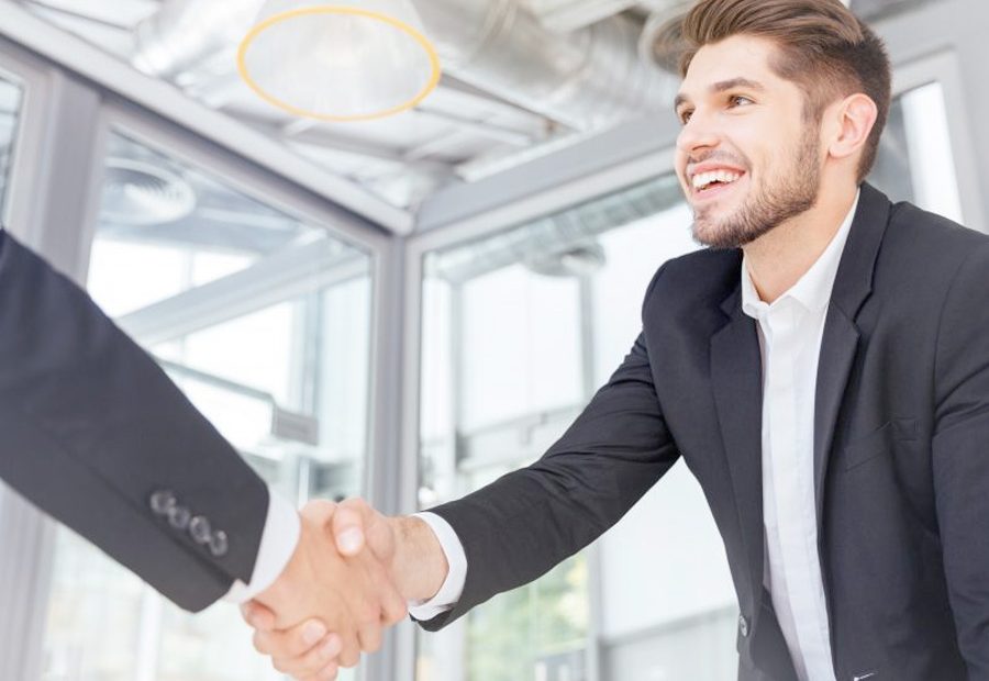 zwei Männer schütteln Hände nach erfolgreichem Bewerbungsgespräch